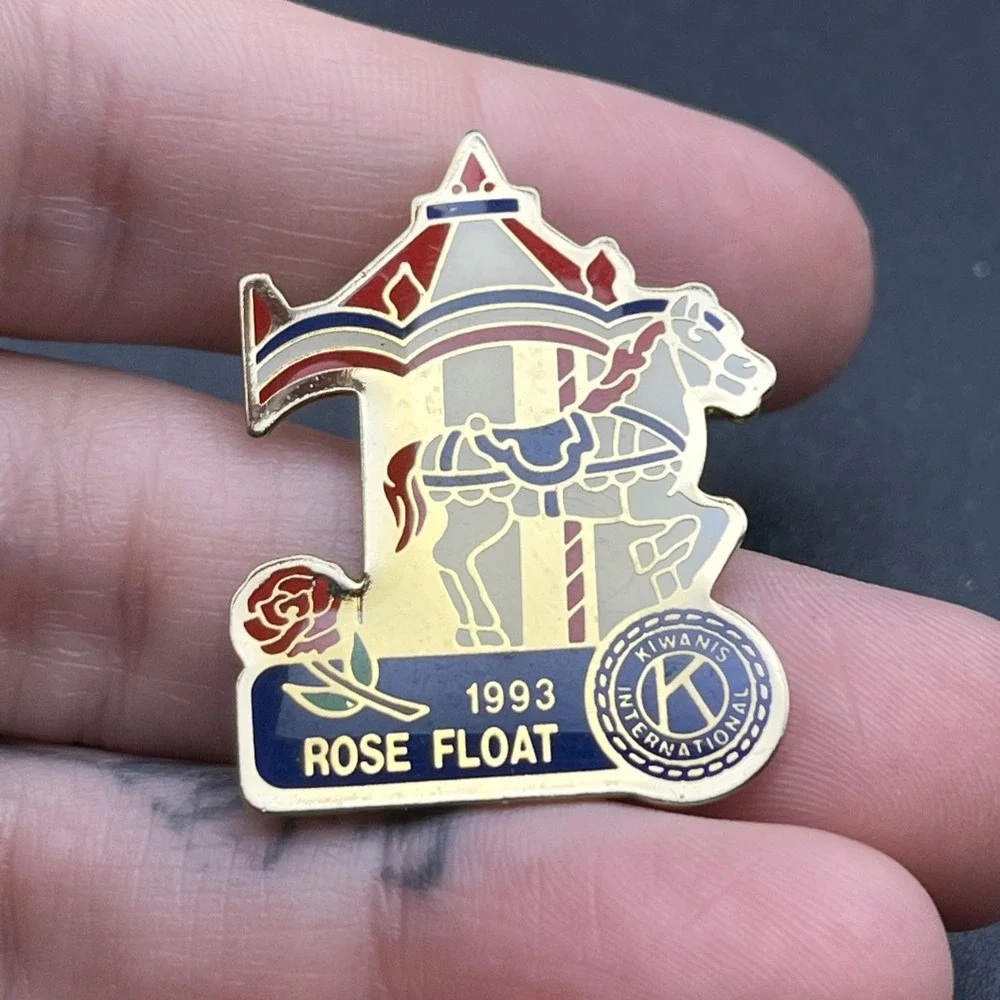 1993 Rose Float Kiwanis International Horse Carousel Lapel Hat Pin‎